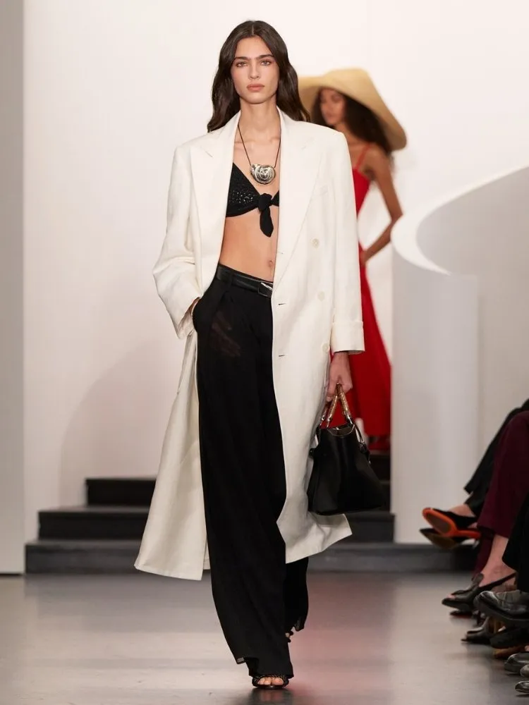 Foto de mulher usando look Ralph Lauren na passarela da NYFW