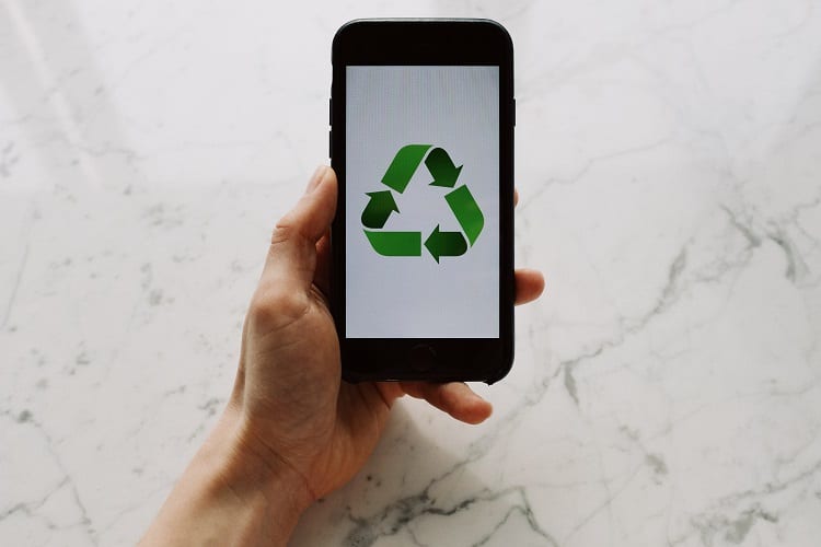 símbolo de reciclagem na tela de um celular