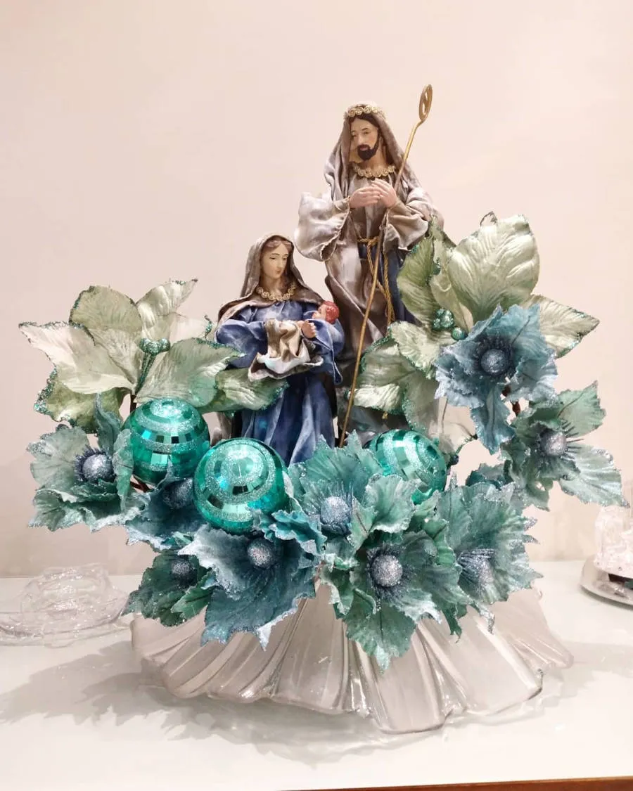 Arranjo de Natal azul com Jesus, Maria e José.