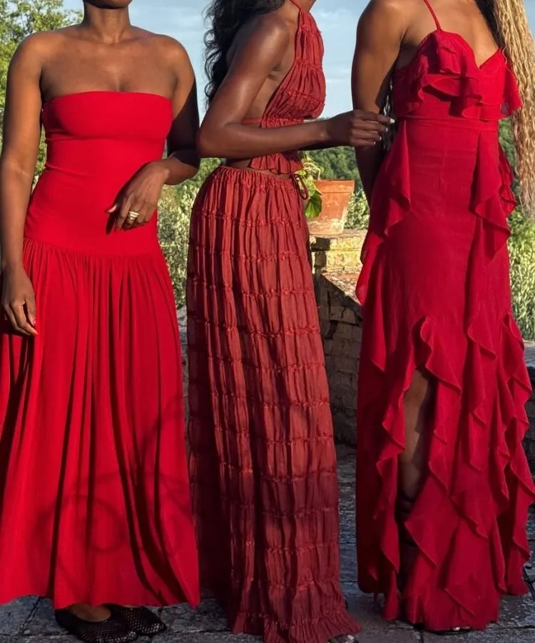 Foto de 2 mulheres negras usando vestido vermelho longo