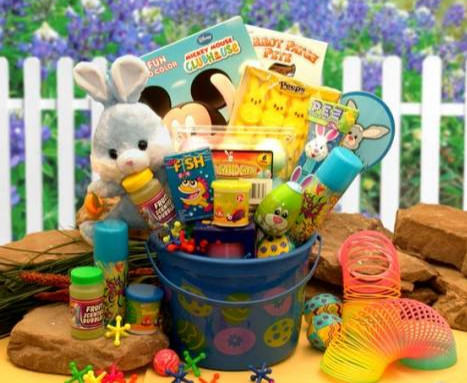 Cesta de Páscoa com brinquedos e coelho de pelúcia