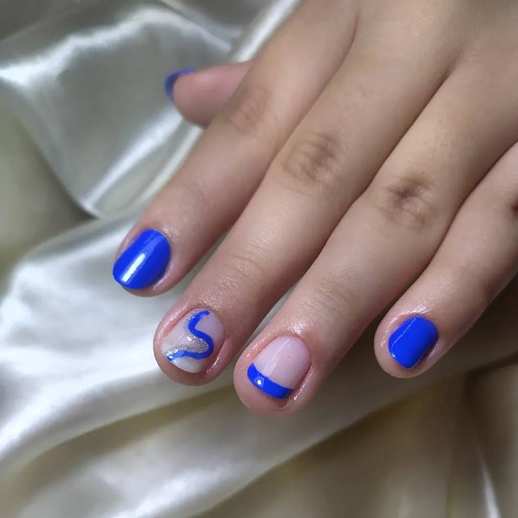 Unhas decoradas em tons de azul e prata