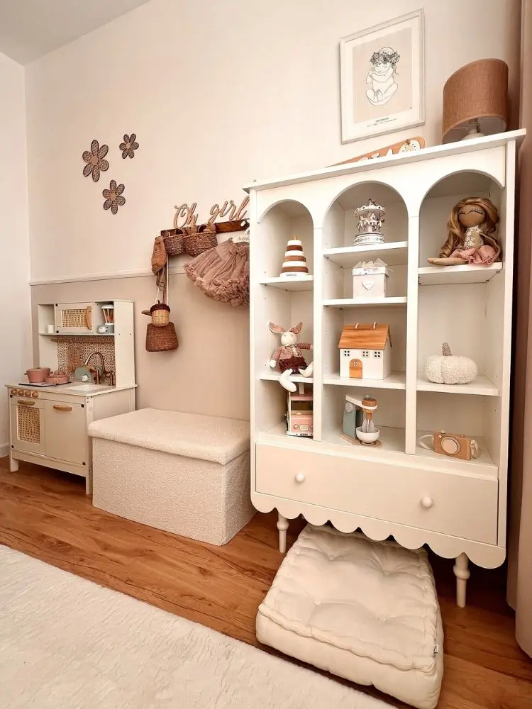 Cantinho de quarto do bebê com estante aberta cheia de brinquedos e bonecas 