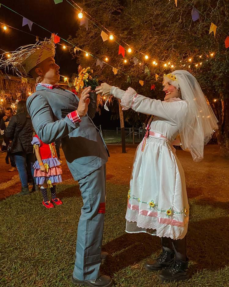 Casal caipira em casamento caipira de festa junina à noite