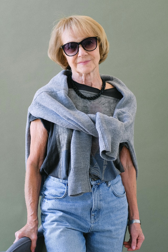 Modelo com calças Jeans.