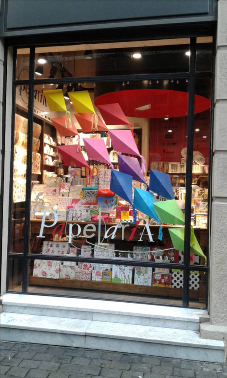 Papelaria com balões coloridos na vitrine.