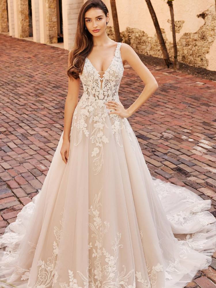Mulher de clara usando vestido de noiva com renda no corpete e na saia 