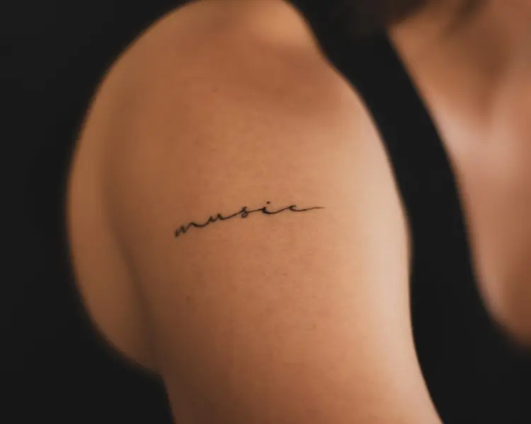 tatuagem palavra music no braço