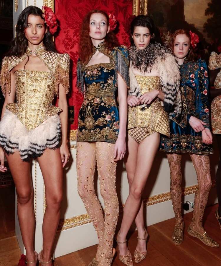 Foto de modelos usando looks com bolero, uma das tendências da London Fashion Week Outono Inverno 2026