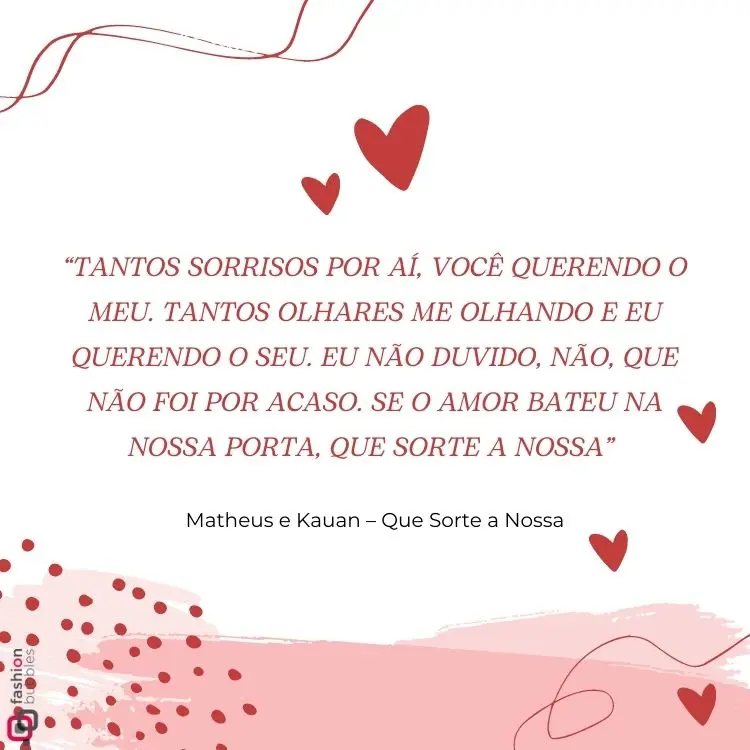 Cartão de fundo branco com corações vermelhos e frase “Tantos sorrisos por aí, você querendo o meu. Tantos olhares me olhando e eu querendo o seu. Eu não duvido, não, que não foi por acaso. Se o amor bateu na nossa porta, que sorte a nossa” 