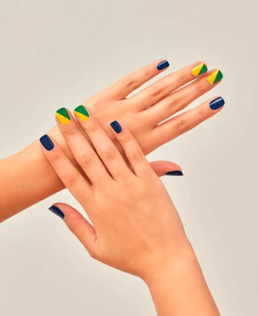 Foto de mãos com unhas decoradas para a Copa 2022, com esmaltes da Quem Disse, Berenice?. 