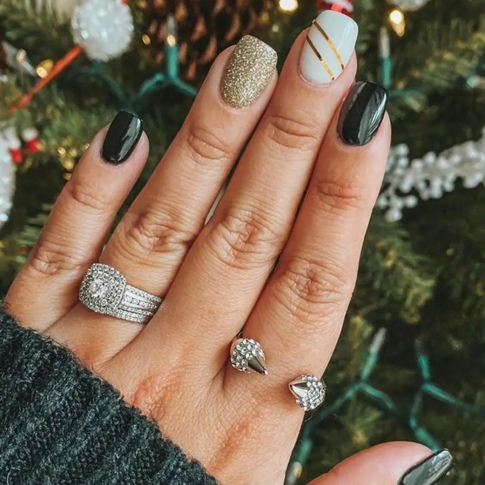 Unhas verdes, branco e dourado com Glitter.