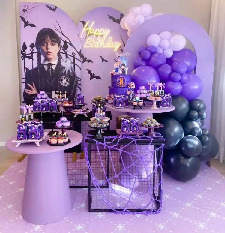 festa de aniversário com o tema Wandinha, decorações em roxo e um pouco de preto
