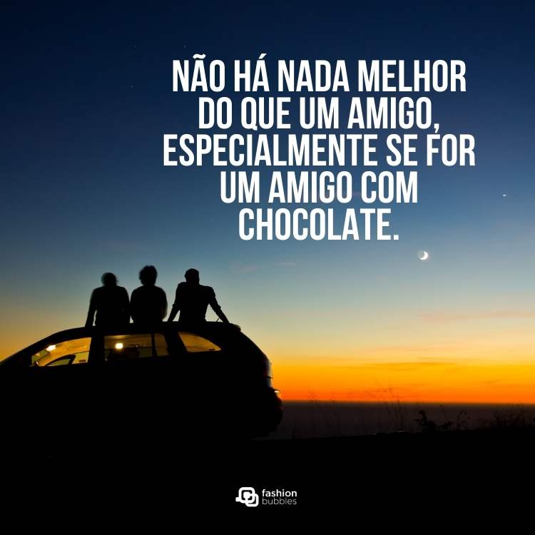 Cartão virtual de pôr do sol e três pessoas sentadas sobre um carrom, além da frase "Não há nada melhor do que um amigo, especialmente se for um amigo com chocolate."
