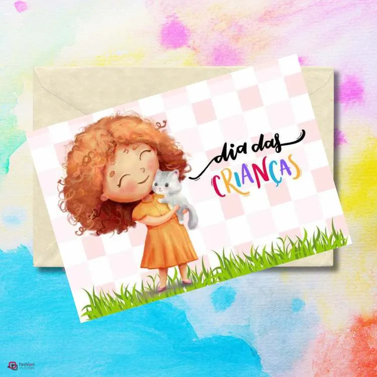 Cartão infantil com menina e gato, sob envelope, em fundo de pintura colorida