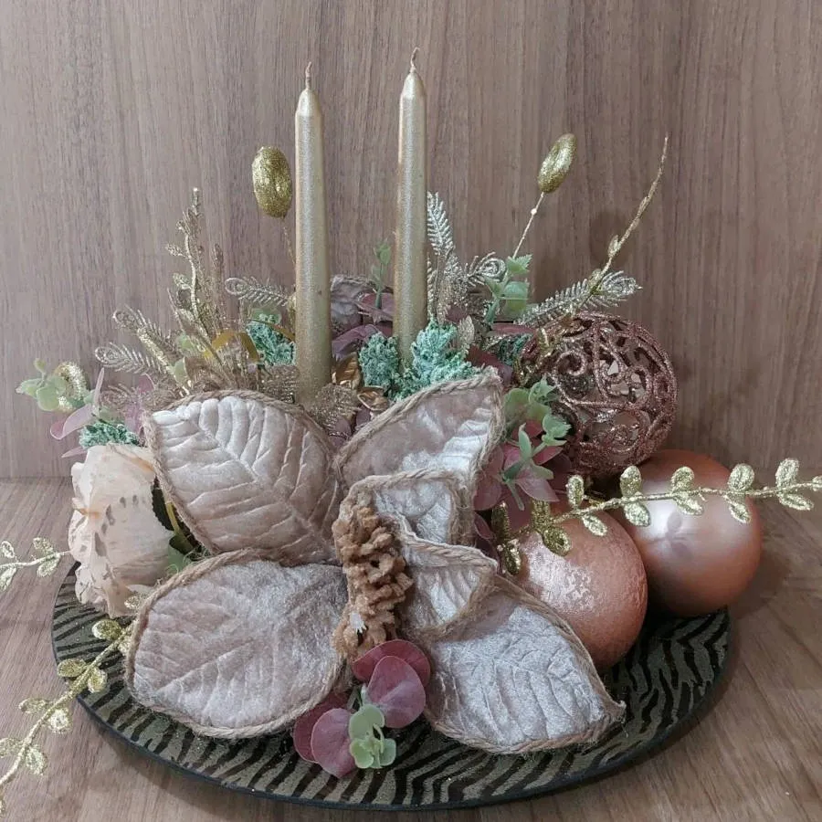 Decoração prata de Natal com velas, flores e bolas.