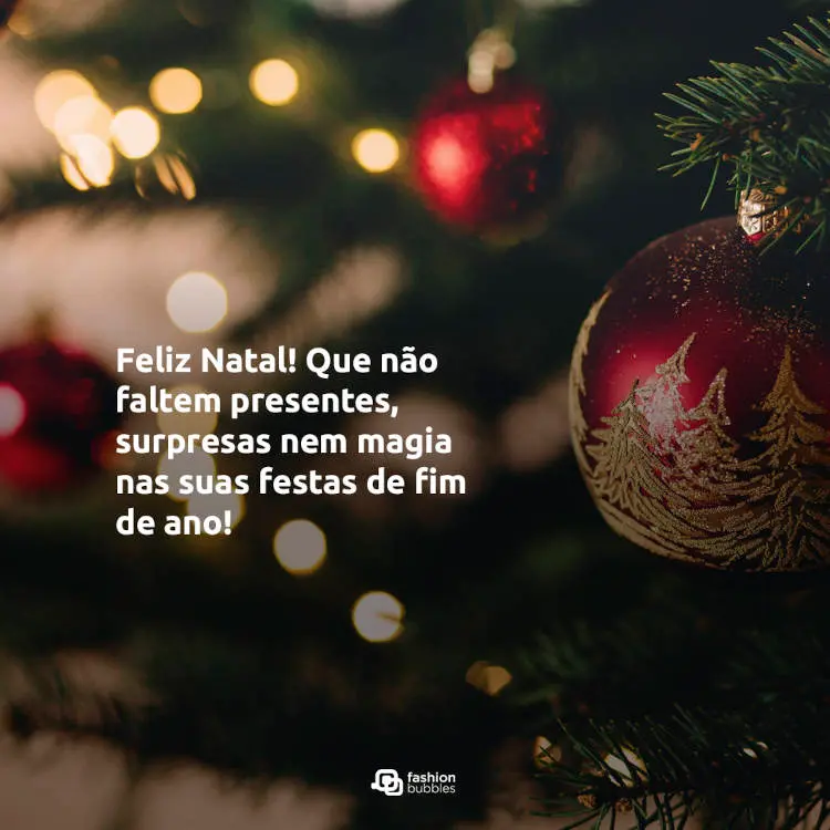 Zoom em enfeite de árvore natalina e frase "Que não faltem presentes, surpresas nem magia nas suas festas de fim de ano!"