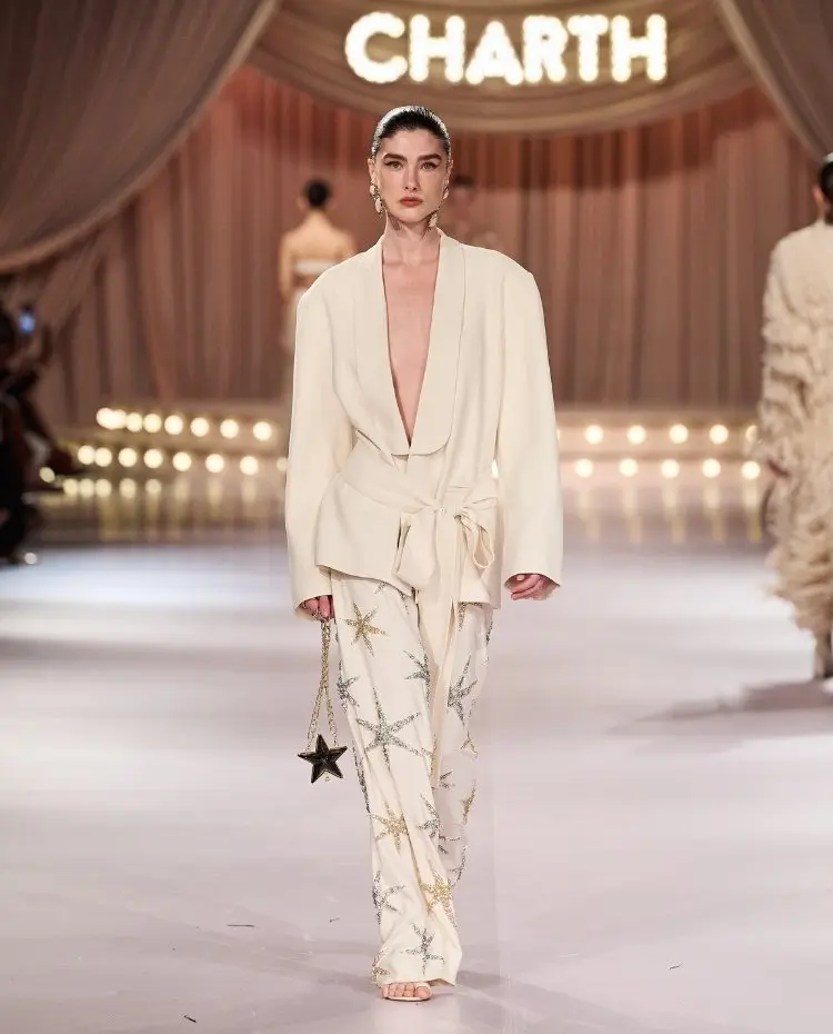 Foto de modelo na passarela durante o desfile da Charth para a coleção "Action"