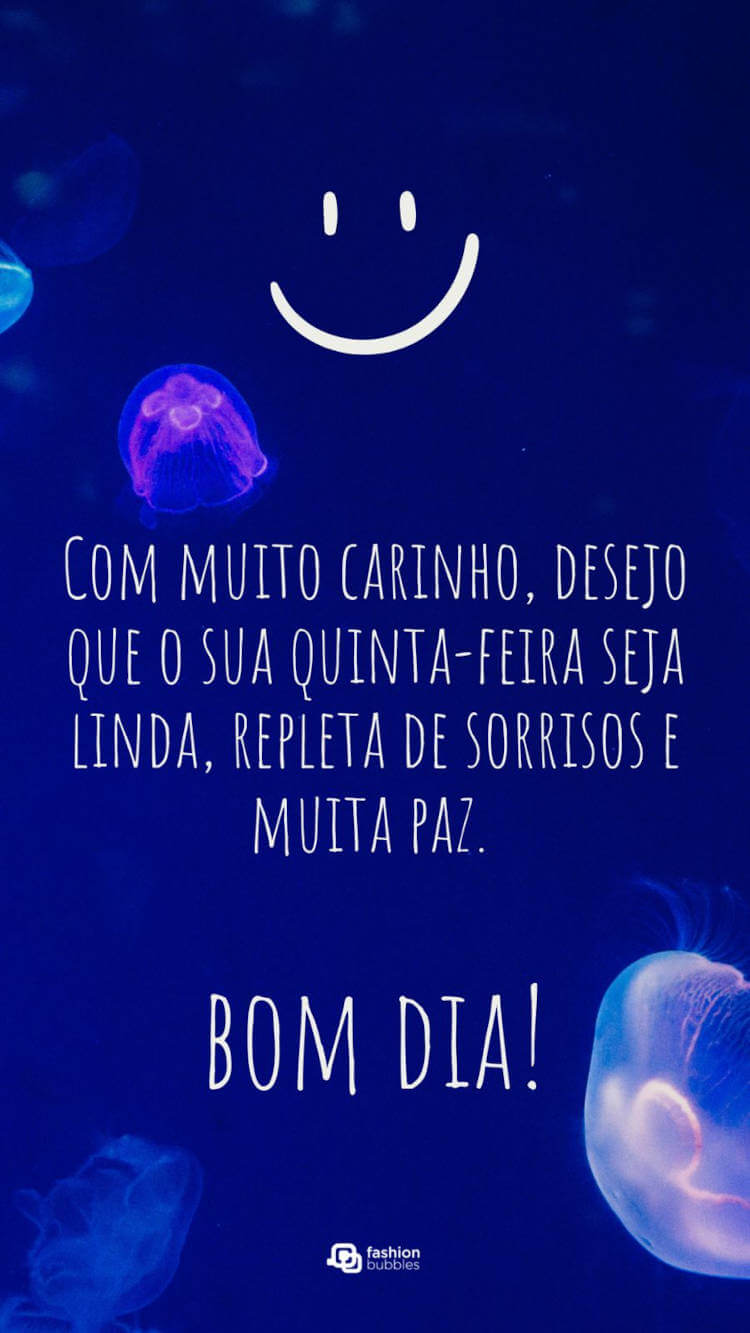 Frase "Com muito carinho, desejo que sua quinta-feira seja linda, repleta de sorrisos e muita paz. Bom dia!" escrita em foto de fundo do mar