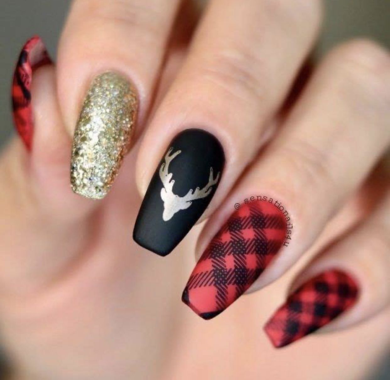 Inovadora com xadrez, brilho e cores preto e vermelho.