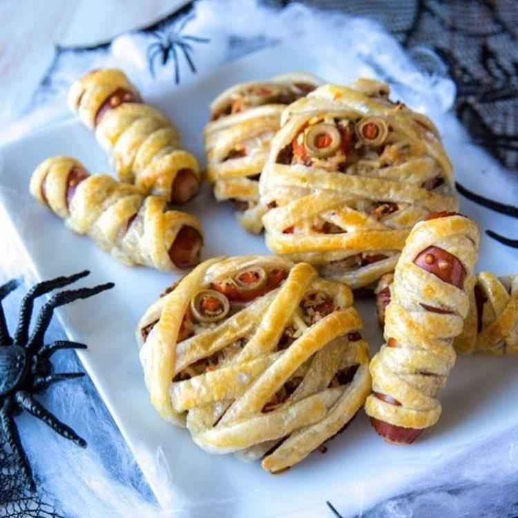 folhados assados em formato de múmia para o halloween
