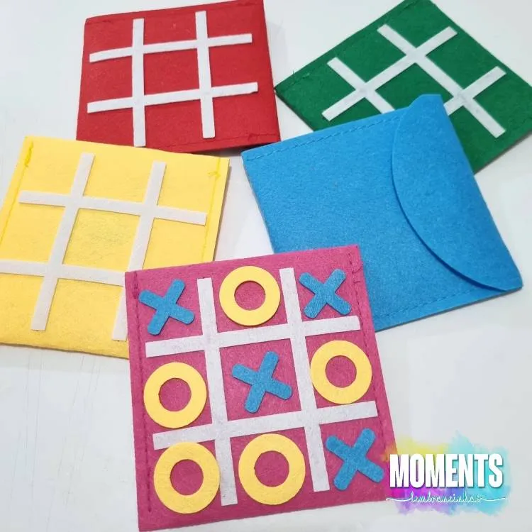 Conjunto de jogos da velha portáteis, feitos de feltro em cores vivas como vermelho, amarelo, verde e rosa. Cada kit inclui as peças em "X" e "O", perfeitas para a diversão e o raciocínio das crianças.

