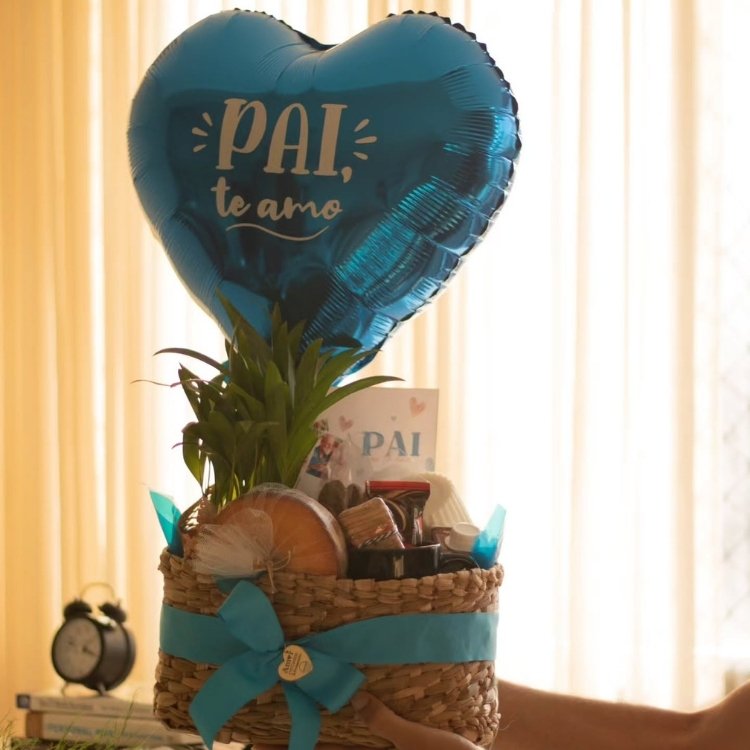 Cesta com doces, cartão de Dia dos Pais e balão em formato de coração 