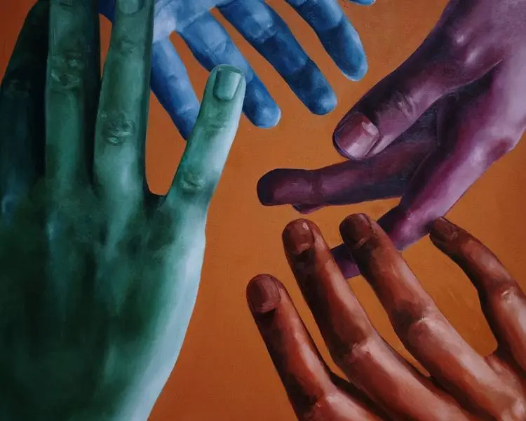 Foto de mãos coloridas.