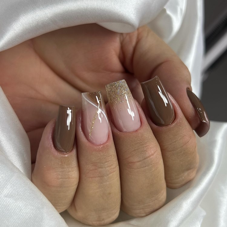 Unhas em gel marrom com glitter dourado (tamanho: extra grande. Formato: quadrada) 