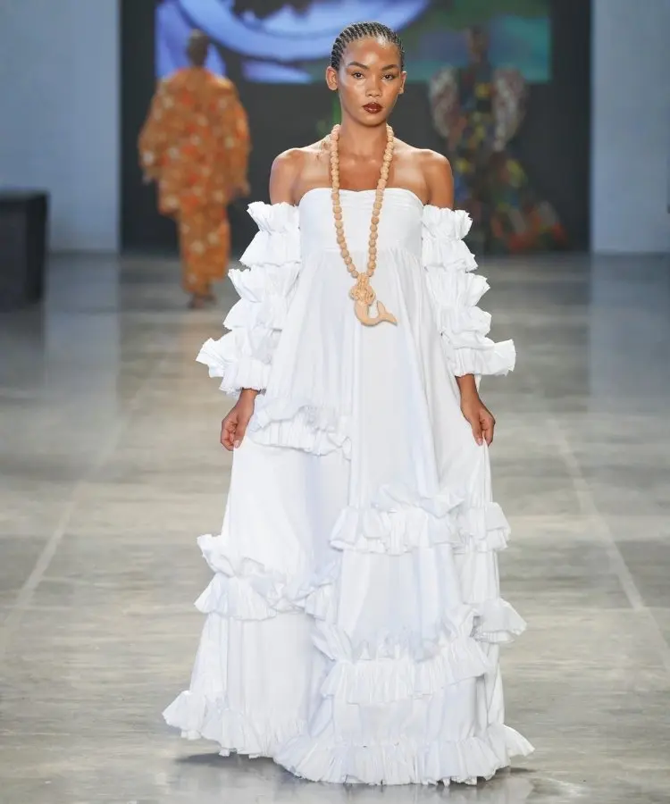 Foto de modelo usando vestido branco de babados, uma das tendências do SPFW N60