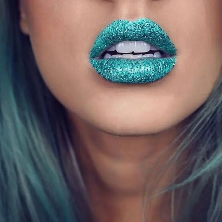Batom azul com glitter