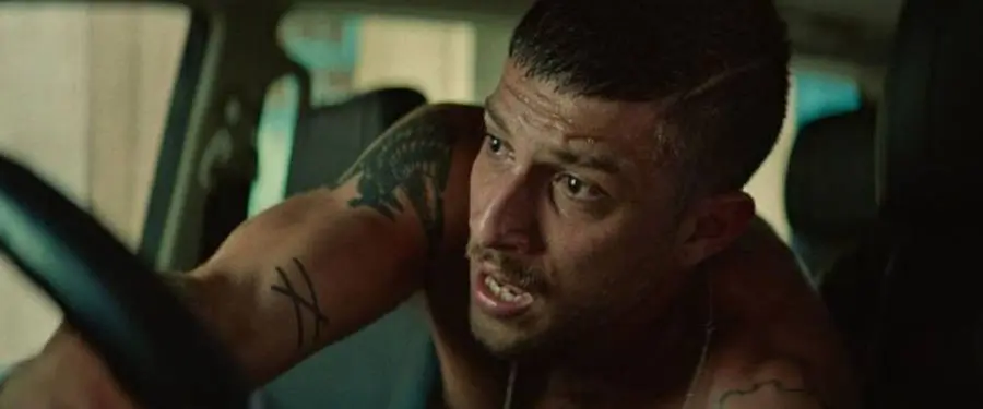 Foto de Chay Suede em novela, motrando sua tattoo de diferença
