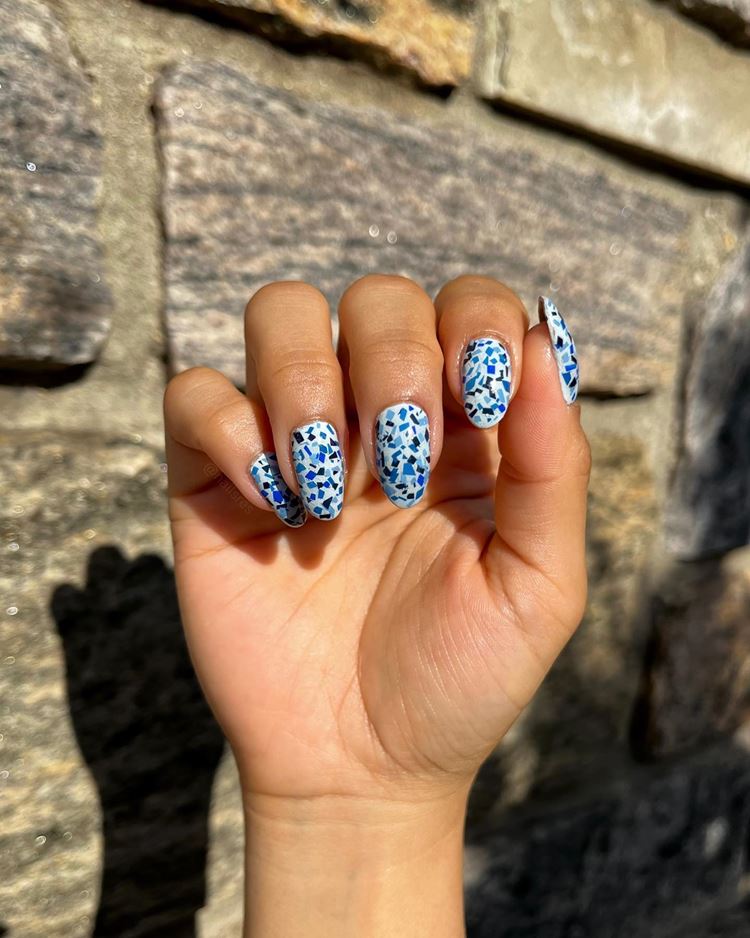Unha branca com decoração que imita Cacos em tons de azul
