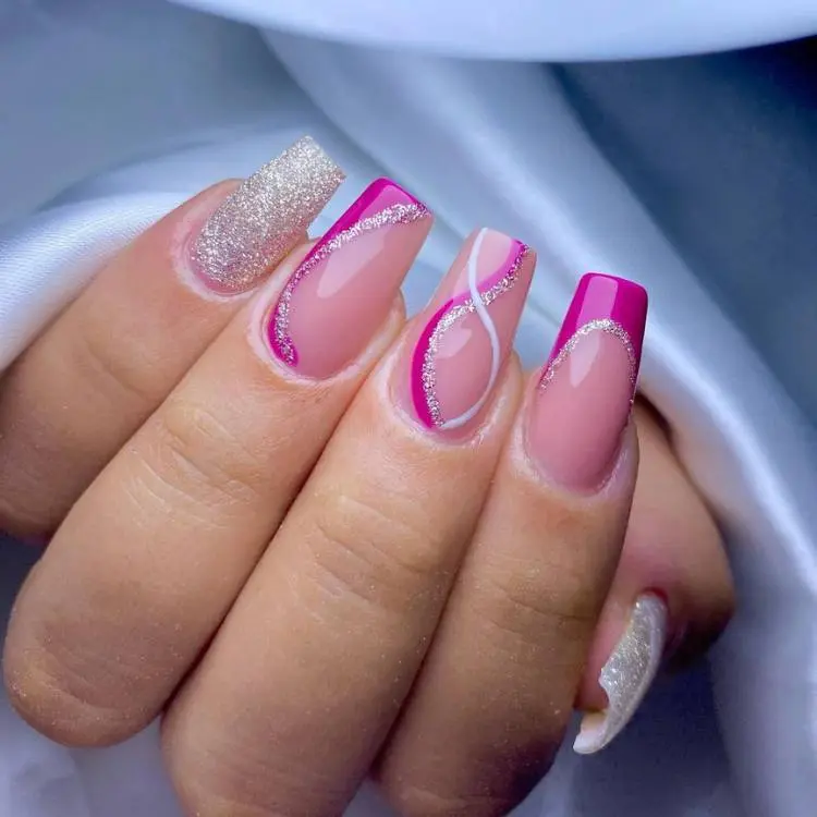 unhas bailarinas com glitter, desenhos rosas e francesinha rosa