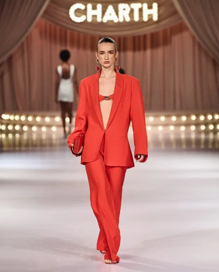 Foto de modelo na passarela durante o desfile da Charth para a coleção "Action"