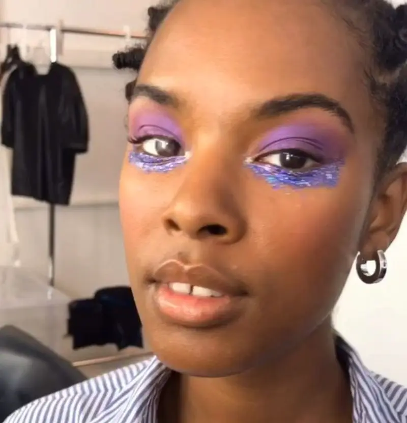 Make lilás com brilho azul abaixo da olho