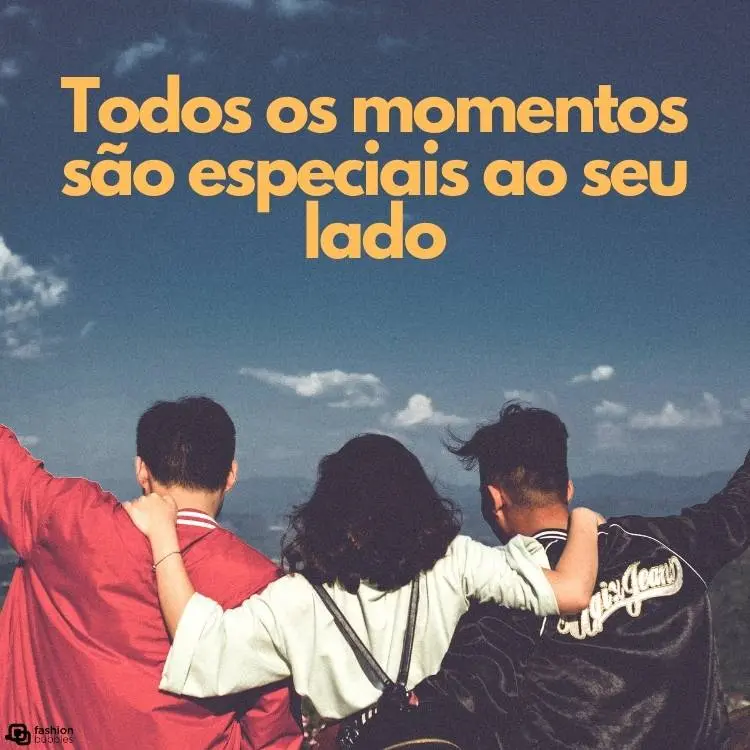 Três amigos de costas se abraçando, dois homem e uma mulher. O homem da direita usa uma blusa vermelha e tem cabelo curto preto. A mulher que está no meio tem cabelo preto nos ombros e usa uma blusa branca. O homem da direita tem cabelo curto preto e usa uma blusa preta. Acima da foto, há a frase "Cultivando momentos com a minha maior parceira".