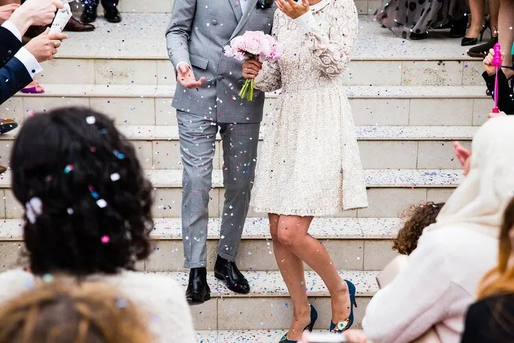 Noivos descendo as escadas após um casamento