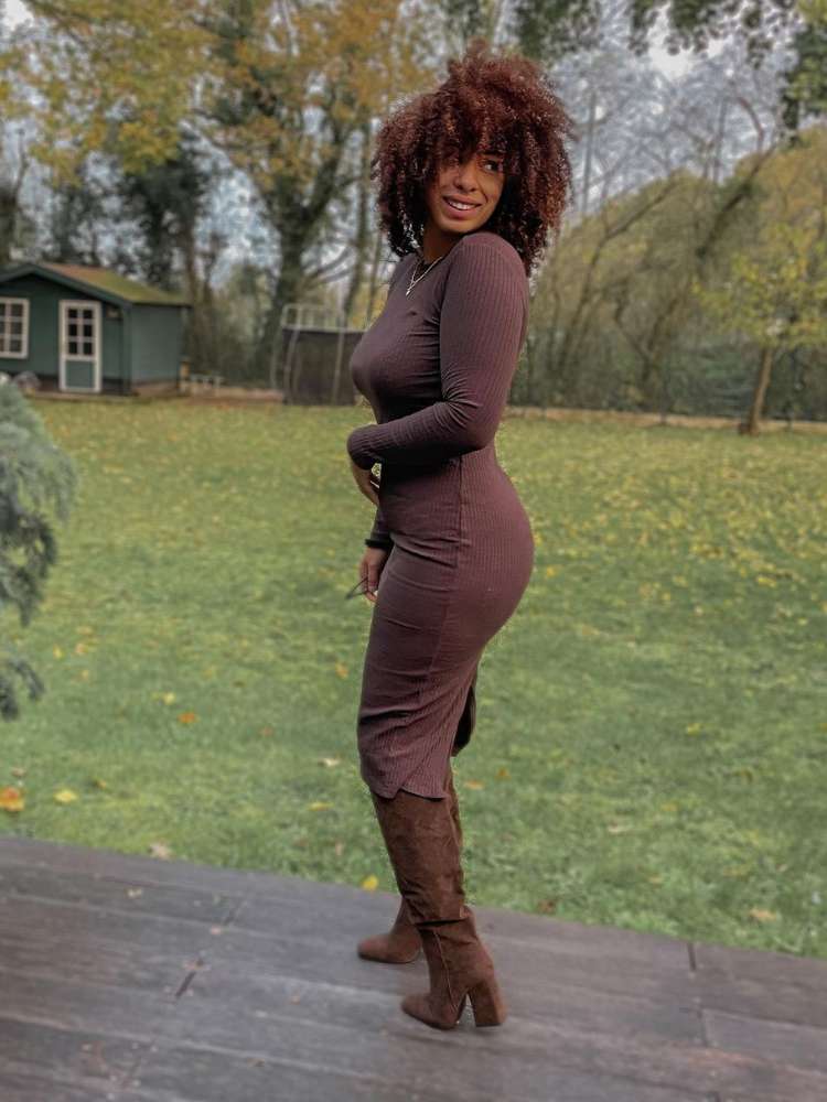 Mulher mostra como usar marrom
