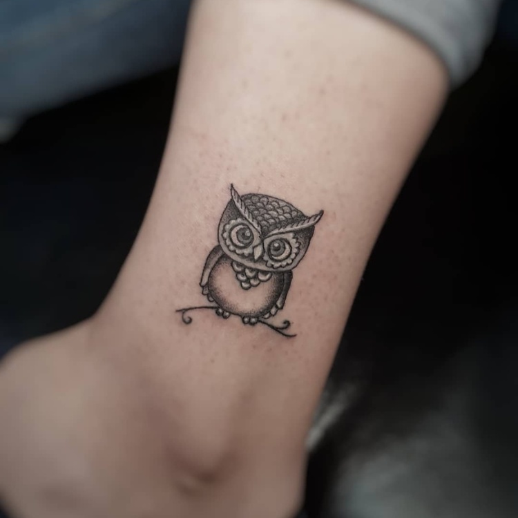 Tatuagem pequena de coruja no tornozelo em estilo old skool 