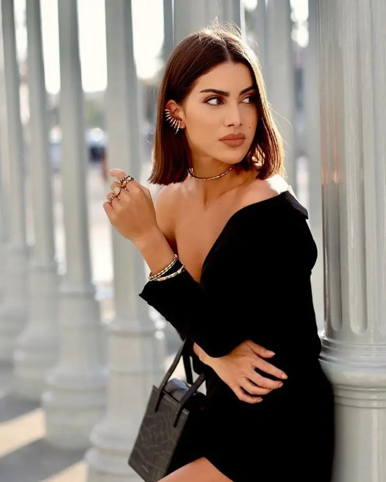 Elegante corte médio reto Camila Coelho