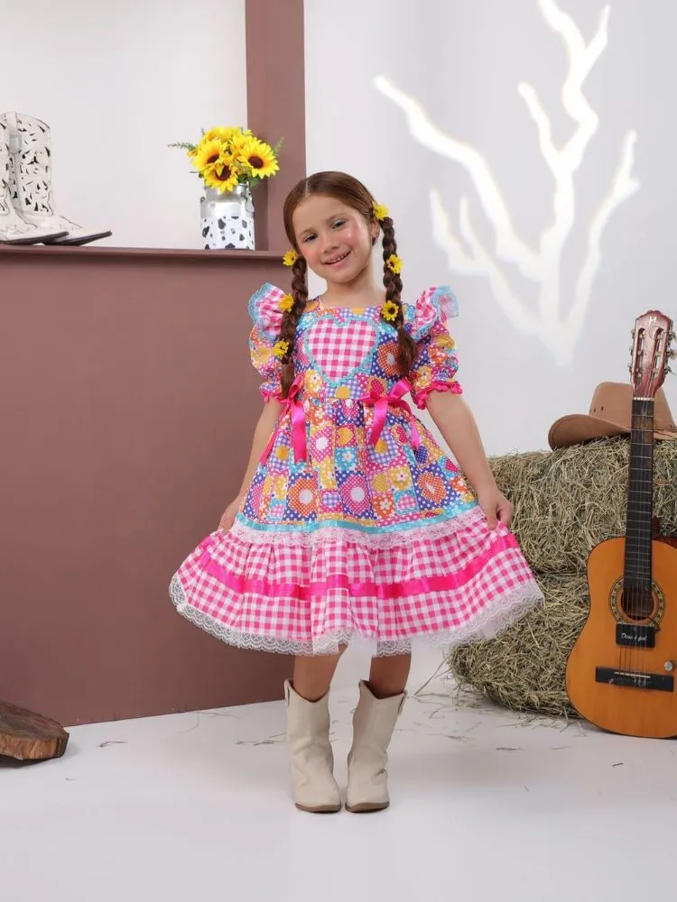 Menina de pele clara de vestido caipira rosa e bota western 