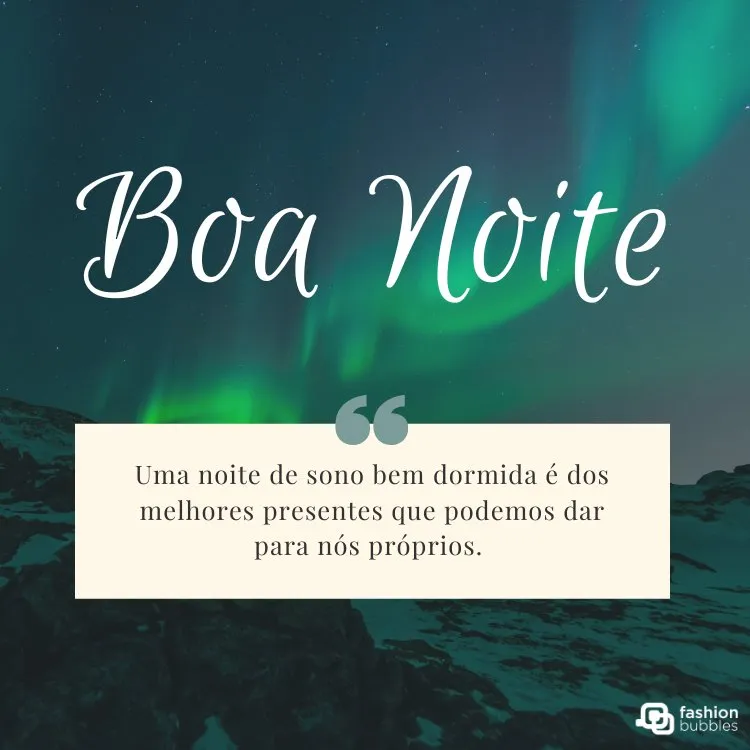 Foto de Aurora Boreal e retângulo branco com frase " Uma noite de sono bem dormida é dos melhores presentes que podemos dar para nós próprios. Boa noite!"