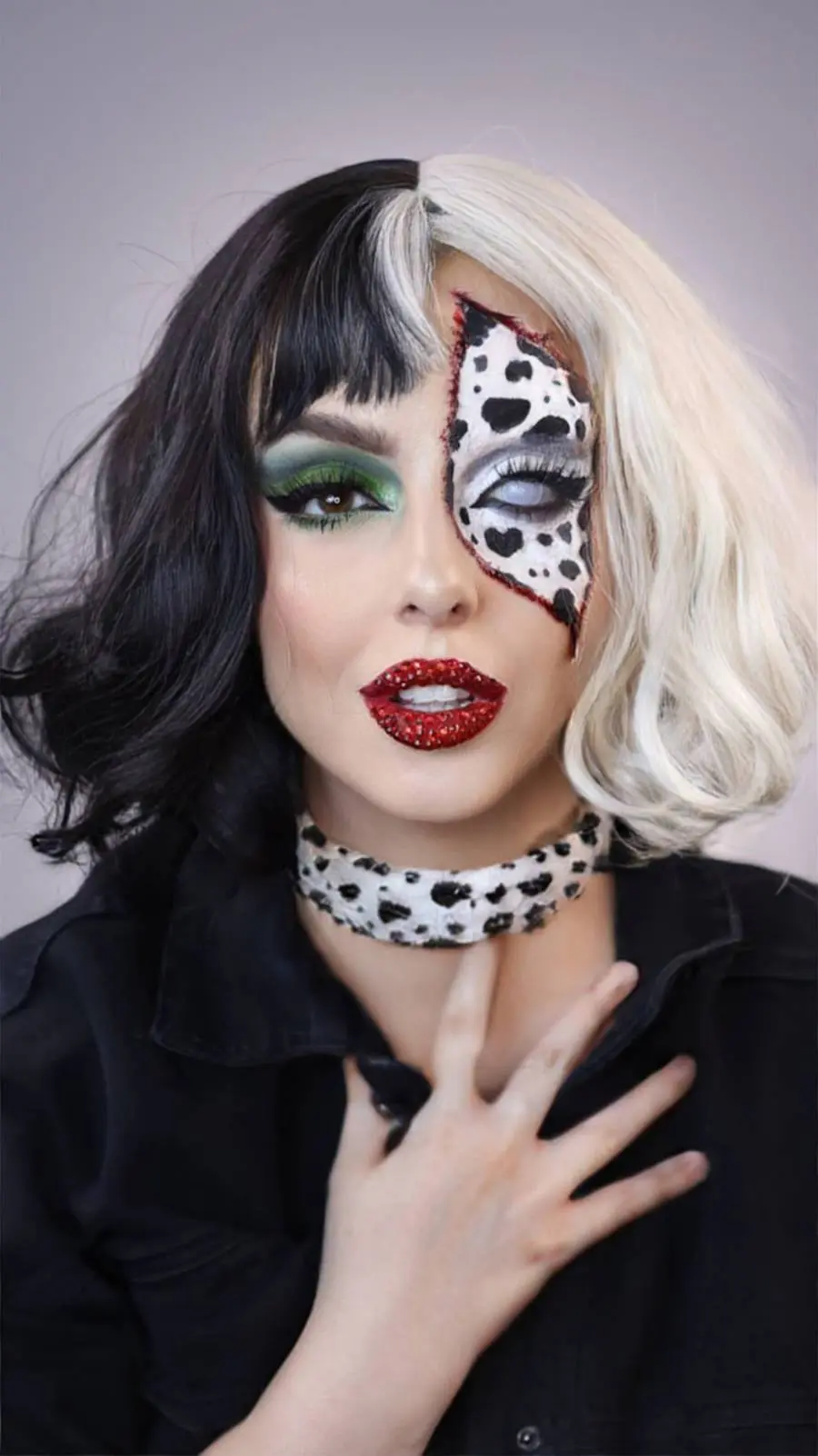 Foto da influenciadora Juliana Motta com make de cruella onde um de seus olhos tem efeito especial de Dalmata