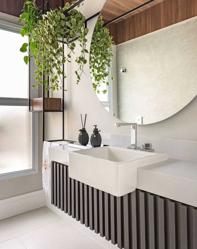 Banheiro com cuba de porcelanato branco.