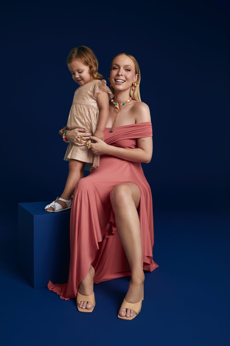 Tata Estaniecki e filha, Bia, em campanha para Morana, ademais, fundo azul escuro