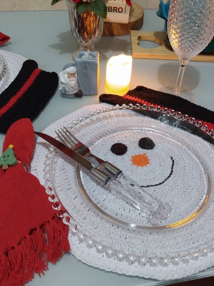Sousplat de crochê de boneco de neve com prato transparente