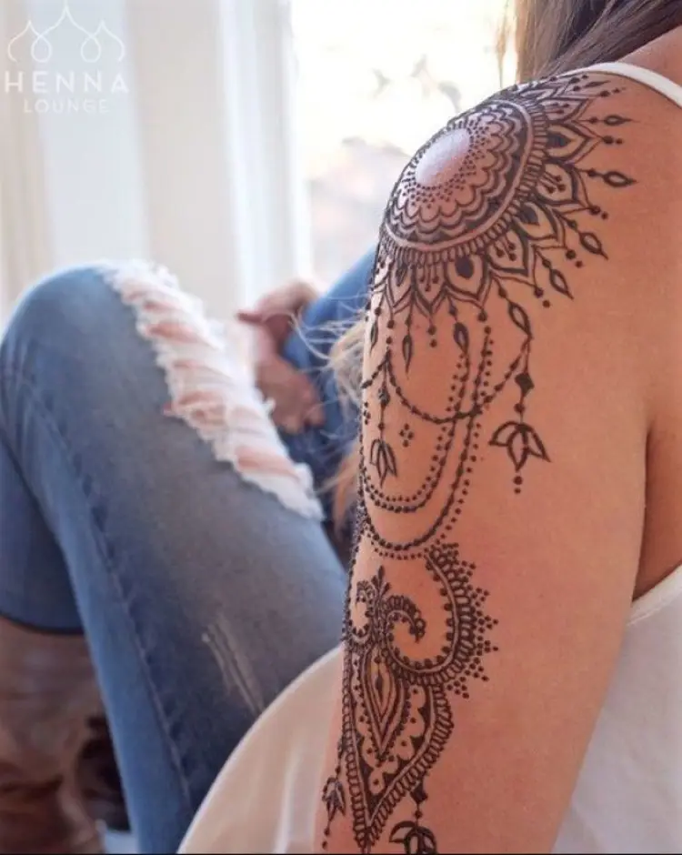 tatuagem feminina no braço/ mandala