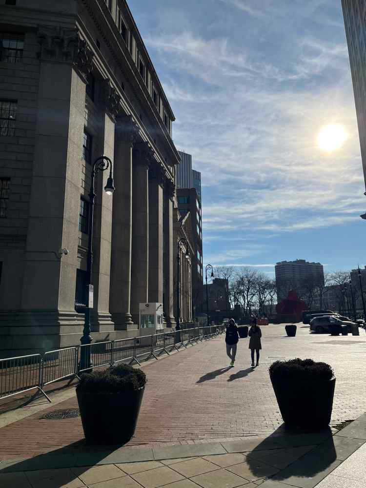 foto de calçada em dia ensolarado