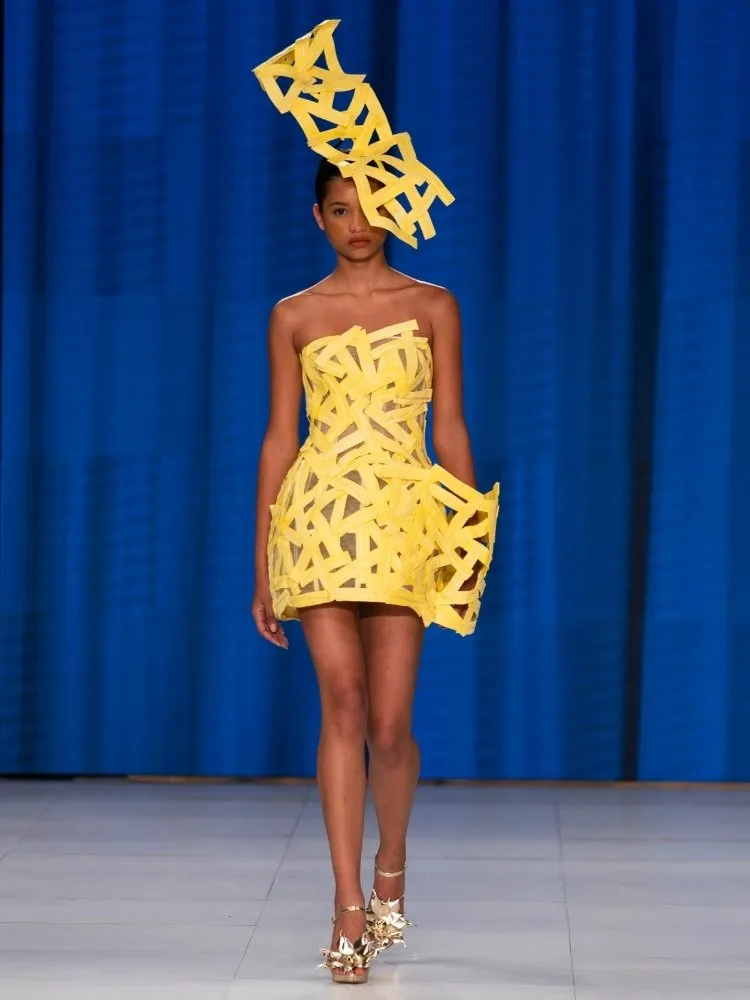 Modelo no desfile de Melk Z-Da, durante o último dia do DFB Festival 2026